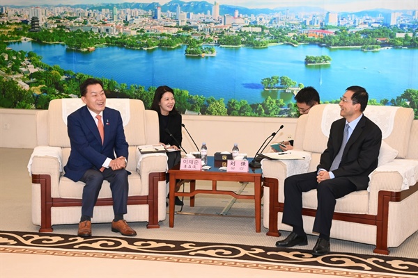 이재준 수원특례시장이 지난달 30일 오후 중국 지난시에서 리우창 지난시 당위원회 서기가 환담을 나누고 있다.