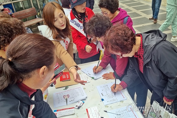  1일 오후 지하철 7호선 광명사거리역 2번 출구 인근에서 권태진 광명갑 당협위원장, 이재한 광명시의원 등 국민의힘 소속 정치인들이 '광명 서울 편입'을 추진하기 위해 시민들로부터 서명을 받고 있다.