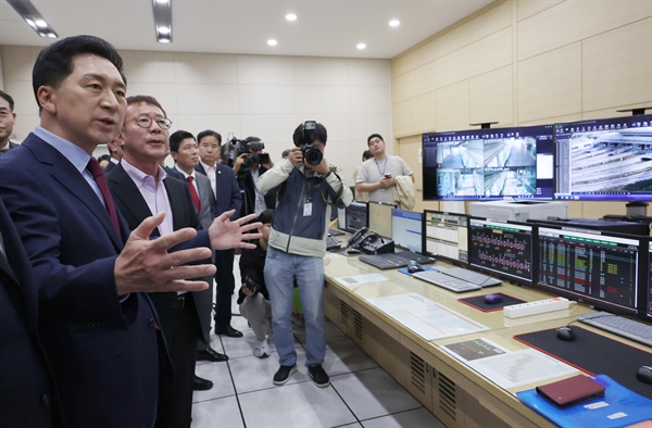 국민의힘 김기현 대표가 10월 30일 김포골드라인을 관리하는 김포한강차량기지를 방문, 관제실을 둘러보고 있다. 
