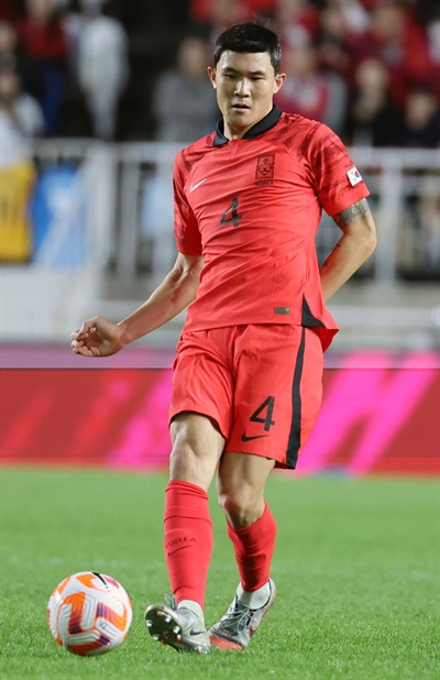  수비수 김민재(바이에른 뮌헨)가 1일(한국시간) 카타르 도하의 카타르 내셔널 컨벤션센터에서 열린 2022 AFC 연간 시상식에서 올해의 국제선수상 주인공으로 발표됐다.
