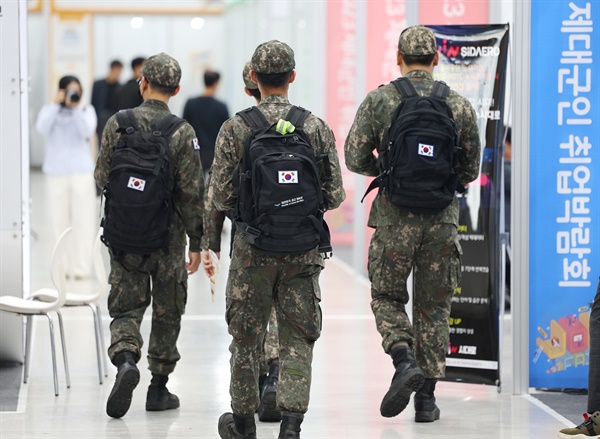 10월 10일 오전 서울 서초구 양재 aT센터에서 열린 2023 제대군인 취업박람회를 찾은 장병들이 참가 업체 부스를 찾아다니고 있다.