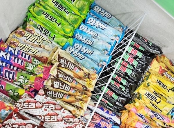 한국소비자단체협의회가 롯데웰푸드와 빙그레의 아이스크림 가격이 원유 가격 상승폭보다 과도하게 올랐다며 가격 인하를 촉구하고 나섰다.