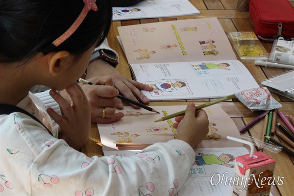 지난달 대구 동구 '책방아이'에서 열린 5.18 가치그림책 전시회와 프로그램에 참여한 초등학생들.