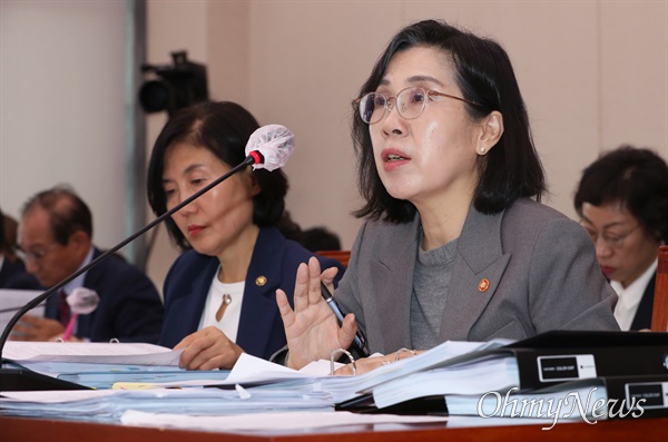 김현숙 여성가족부 장관이 2일 국회 여성가족위원회에서 열린 국정감사에서 의원 질의에 답변하고 있다. 