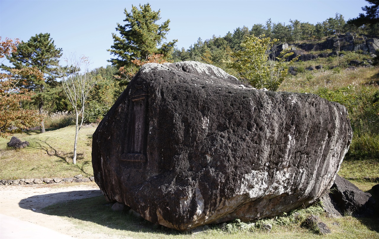 화순 고인돌 유적지에서 가운데 가장 큰 핑매바위. 무게가 자그마치 28만㎏이나 된다.