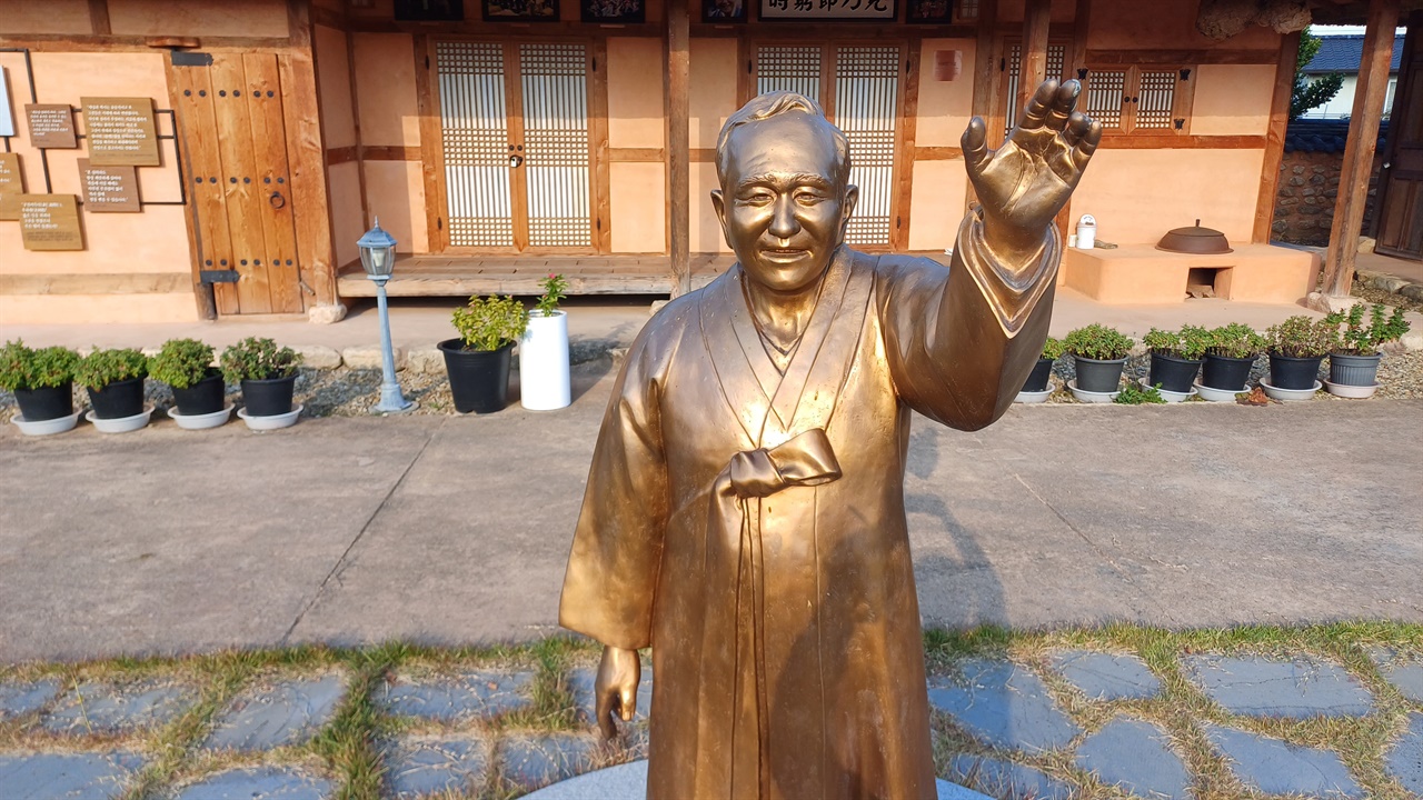 홍남순 변호사의 동상. 생가 앞마당에 세워져 있다.