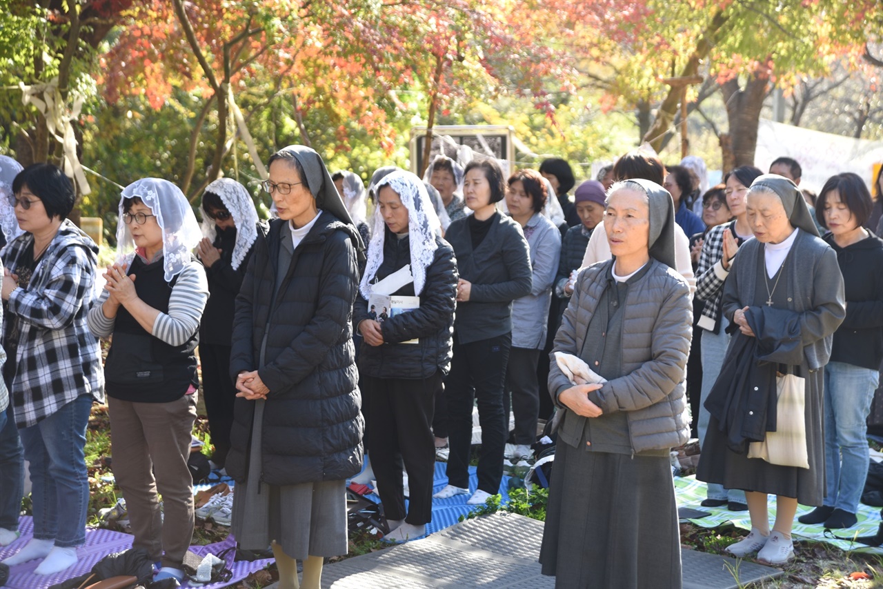 11월 2일 ‘위령성월(慰靈聖月)’ 위령의 날을 맞아 진행된 산내 골령골 위령 미사에는 신부와 수녀, 신자 등 80여명이 참석했다.