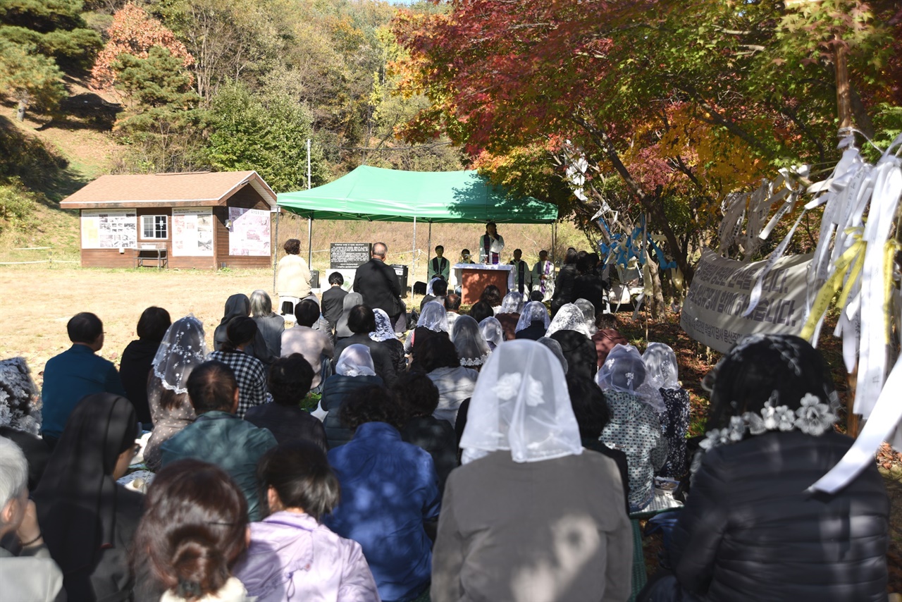 11월 2일 ‘위령성월(慰靈聖月)’ 위령의 날을 맞아 진행된 산내 골령골 위령 미사에는 신부와 수녀, 신자 등 80여명이 참석했다.