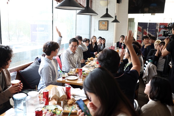 김동연 경기도지사가 2일 중국 칭화대 인근 음식점에서 한국유학생회와 간담회를 하고 있다.