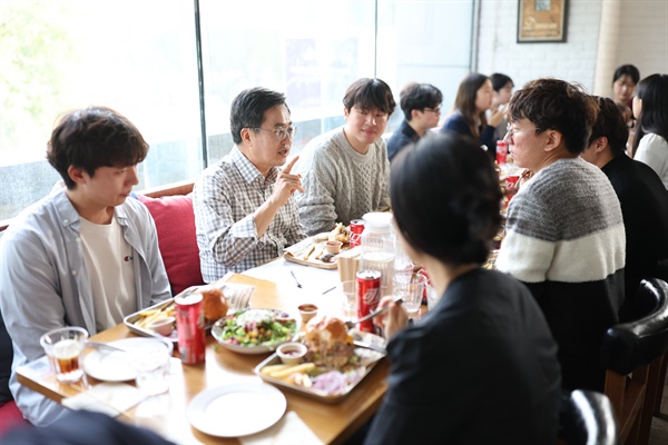 김동연 경기도지사가 2일 중국 칭화대 인근 음식점에서 칭화대 한국유학생회와 간담회를 하고 있다.