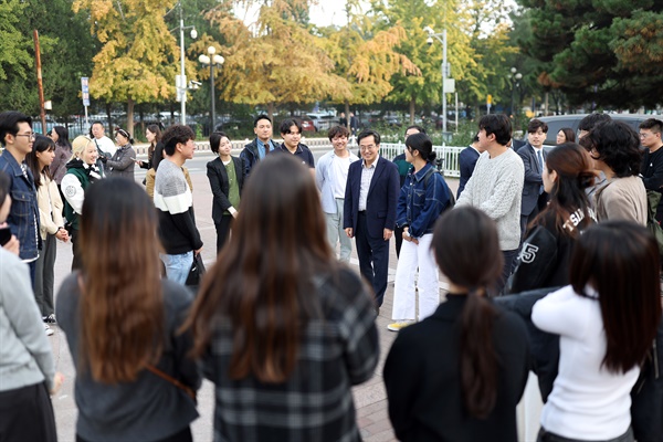 김동연 경기도지사가 2일 중국 칭화대 인근에서 한국인 유학생들과 대화를 나누고 있다.