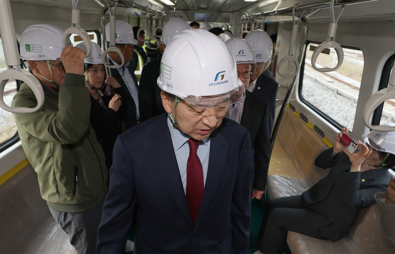 국민의힘 김기현 대표가 2023년 10월 30일 김포골드라인을 관리하는 김포한강차량기지를 방문, 열차 내부를 둘러보고 있다.