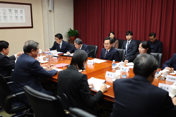 김동연 경기도지사가 2일 저녁(현지 시각) 중국 베이징에서 허리펑(何立峰) 중국 중앙정치국 위원 겸 국무원 경제담당부총리를 만나 대담하고 있다.