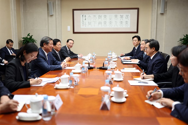 김동연 경기도지사가 2일 저녁(현지 시각) 중국 베이징에서 허리펑(何立峰) 중국 중앙정치국 위원 겸 국무원 경제담당부총리를 만나 대담하고 있다.