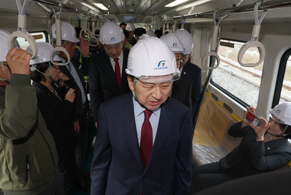 국민의힘 김기현 대표가 30일 김포골드라인을 관리하는 김포한강차량기지를 방문, 열차 내부를 둘러보고 있다. 