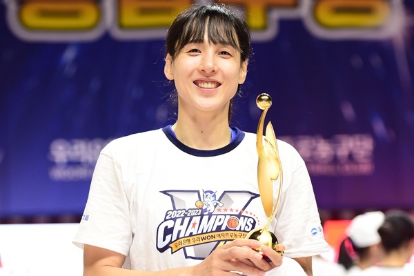  김단비는 우리은행 이적 첫 시즌에 통산 6번째 우승반지와 함께 정규리그,챔프전 MVP를 휩쓸었다.