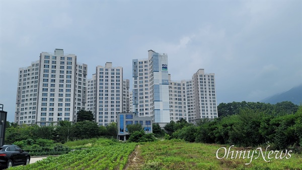 이에스아이엔디가 2011년∼2016년 경기도 양평군 공흥리 일대 도시개발사업을 시행하면서 만들어진 아파트.
