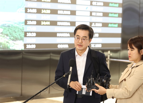 김동연 경기도지사가 3일 오후 해외순방(중국)을 마치고 돌아와 김포국제공항에서 언론브리핑을 하고 있다.