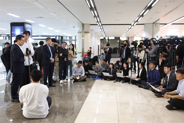 김동연 경기도지사가 3일 오후 해외순방(중국)을 마치고 돌아와 김포국제공항에서 언론브리핑을 하고 있다.