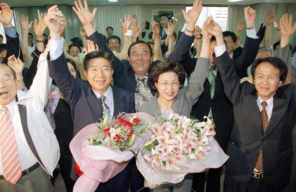 1998년 7월 21일, 서울 종로구 국회의원 보궐선거에 출마한 노무현 후보가 당선이 확실시되자 도렴동 선거사무실에서 부인 권양숙 여사 및 운동원들과 함께 환호하고 있다.