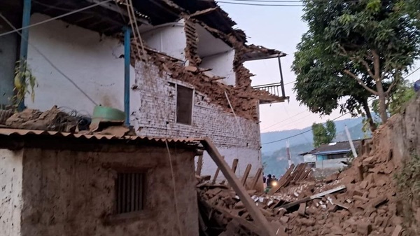 4일(현지시간) 네팔 카르날리주 자자르콧에서 지진이 발생해 건물이 무너져내렸다.