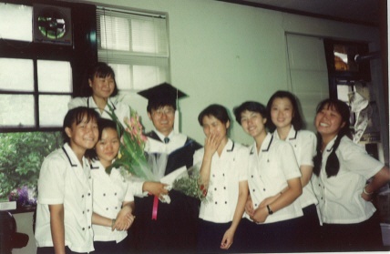 1991년 8월, 연세대 사전편찬실에서 한국어 말뭉치 입력 작업을 하던 서울여상 학생들. 필자 석사 졸업을 축하하던 장면.