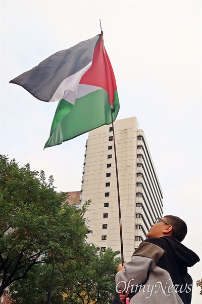 팔레스타인·아랍인을 비롯한 노동자연대 등 37개 시민사회단체는 이날 오후 3시 서울 종로구 SK서린빌딩 앞에서 이스라엘 전면적 지상군 침공을 규탄하는 집회와 행진을 열었다.