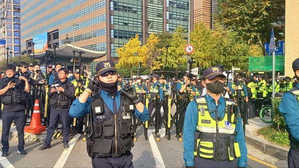   경찰이  행진 코스에 팬스를 치고 막아서 있다.