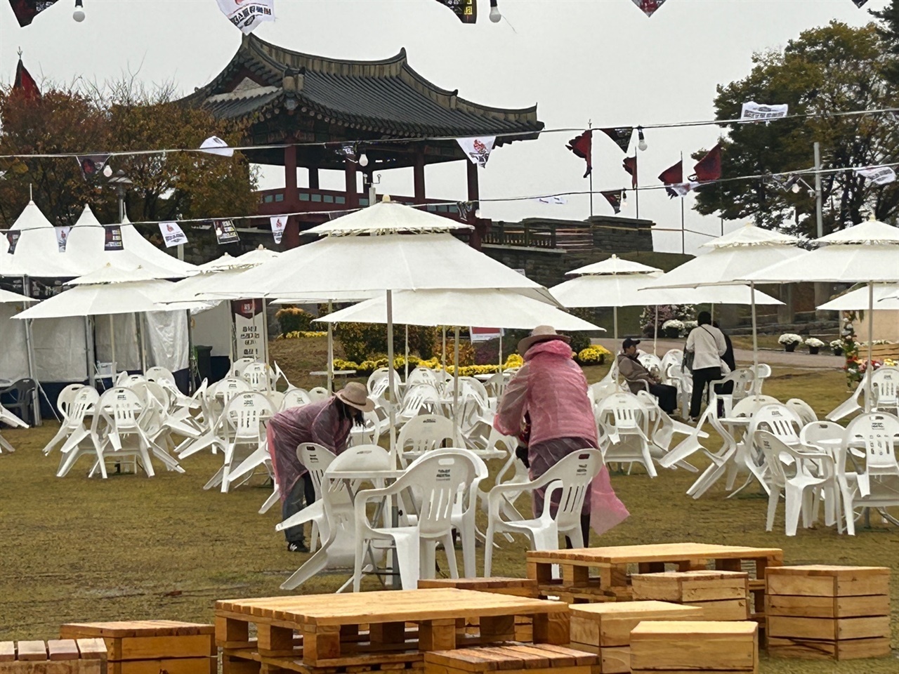 5일 홍성지역에 많은 비가 내리면서, 글로벌바베큐축제가 열리는 홍주읍성에서 운영요원들이 비를 닦아내고 있다.  