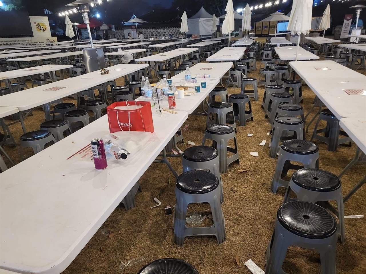홍성군에서 지난 3일부터 5일까지 3일간 ‘제1회 글로벌바베큐축제’를 개최하고 있는 가운데, 1회용품을 사용해 문제로 지적되고 있다. 테이블과 바닥에 버려진 쓰레기.