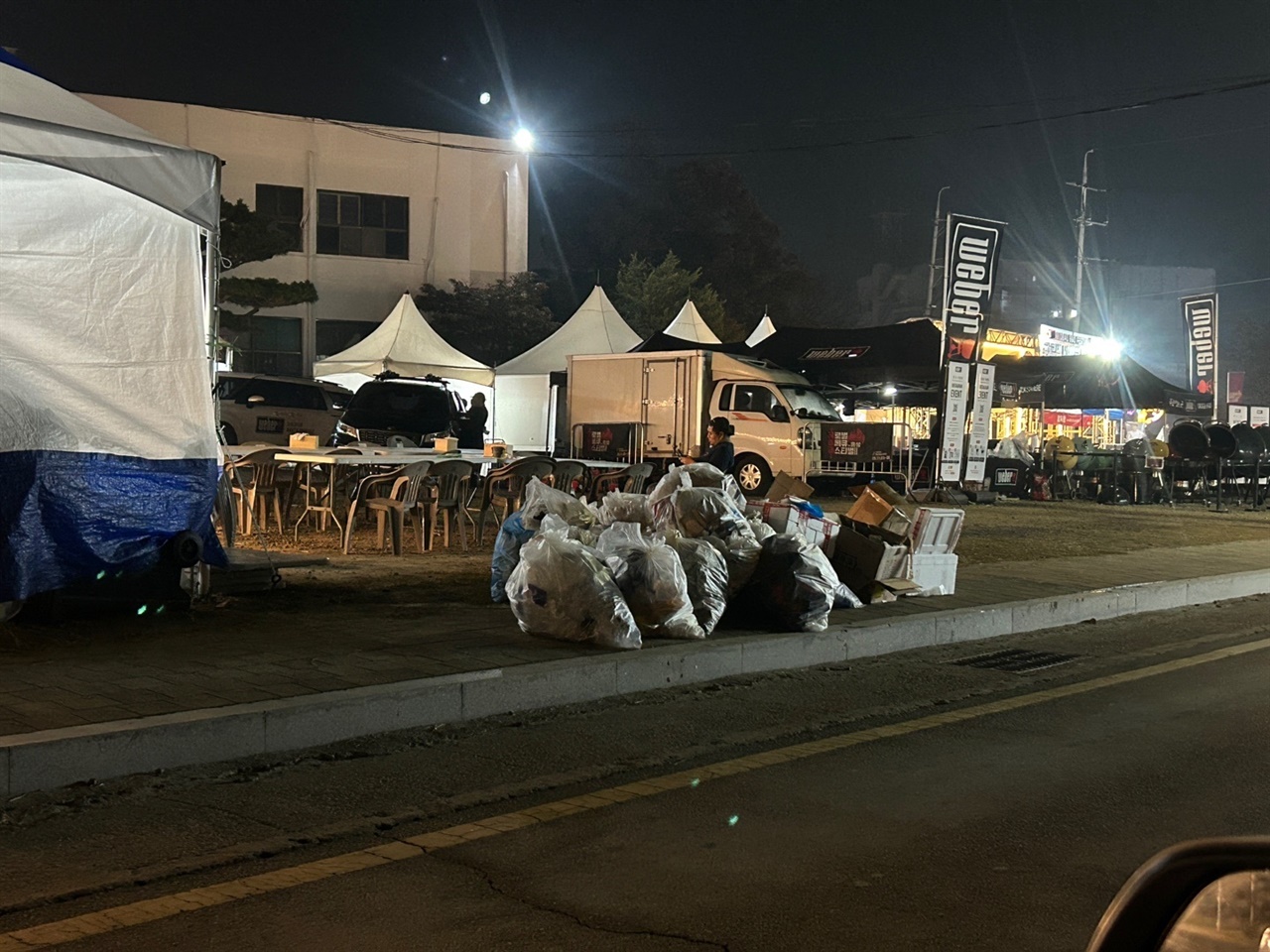 지난 4일 오후 10시경 찾은 축제장에는 쓰레기와 재활용품이 분리되어 한곳에 모아졌다.