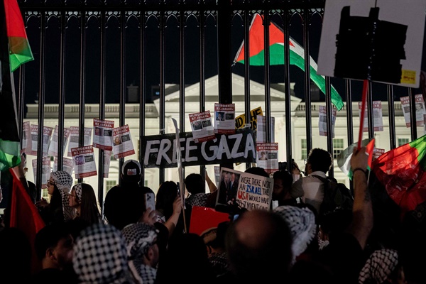 2023년 11월 4일, 워싱턴D.C.에서 열린 팔레스타인 지지 집회에서 시위대가 백악관 울타리 앞서 팻말을 들고 있다. 