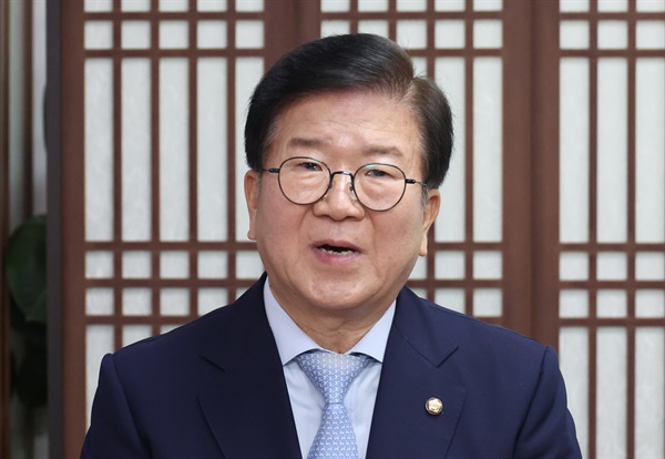 21대 국회 전반기 국회의장을 지낸 더불어민주당 박병석 의원이 6일 국회 의원실에서 총선 불출마 선언을 하고 있다.