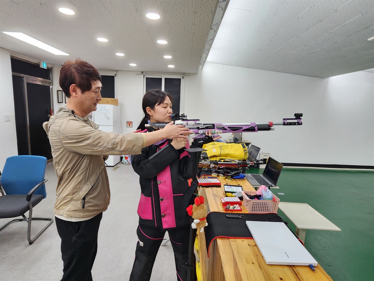 김현호 코치가 박예은 선수의 사격을 지도하는 모습