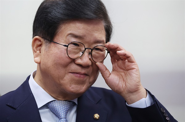 21대 국회 전반기 국회의장을 지낸 더불어민주당 박병석 의원이 6일 국회 의원실에서 총선 불출마 선언을 앞두고 기자들과 대화하고 있다.