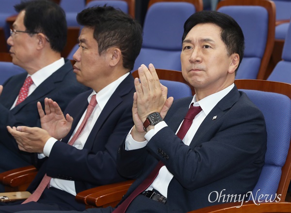 김기현 국민의힘 대표가 6일 서울 여의도 국회에서 열린 의원총회에 참석해 있다.