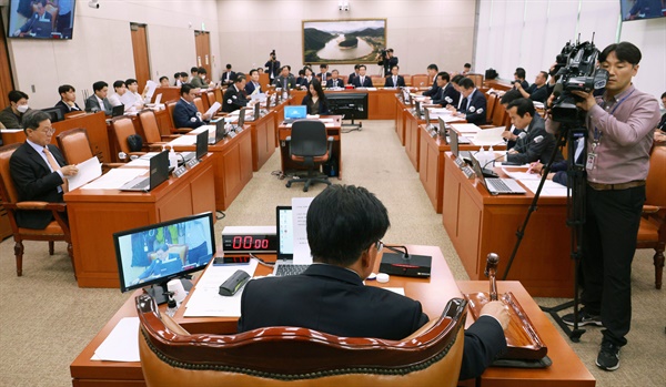 2023년 10월 31일 소병훈 위원장이 국회에서 열린 농림축산식품해양수산위원회 전체회의에서 의사봉을 두드리고 있다. 