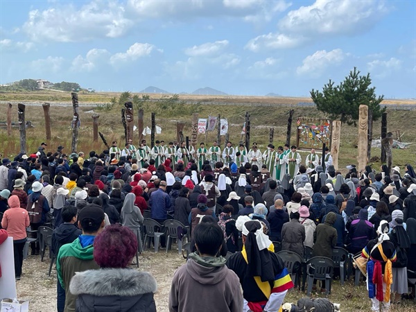 신부와 수도자 신자 300여명이 부안 해창갯벌에서 미사를 봉헌하고 있다. 