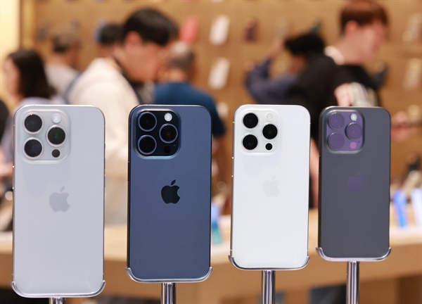 애플 아이폰 15 시리즈 및 애플 워치 국내 공식 출시일인 지난 10월 13일 서울 중구 명동 애플스토어를 찾은 고객들이 제품을 살피고 있다. 