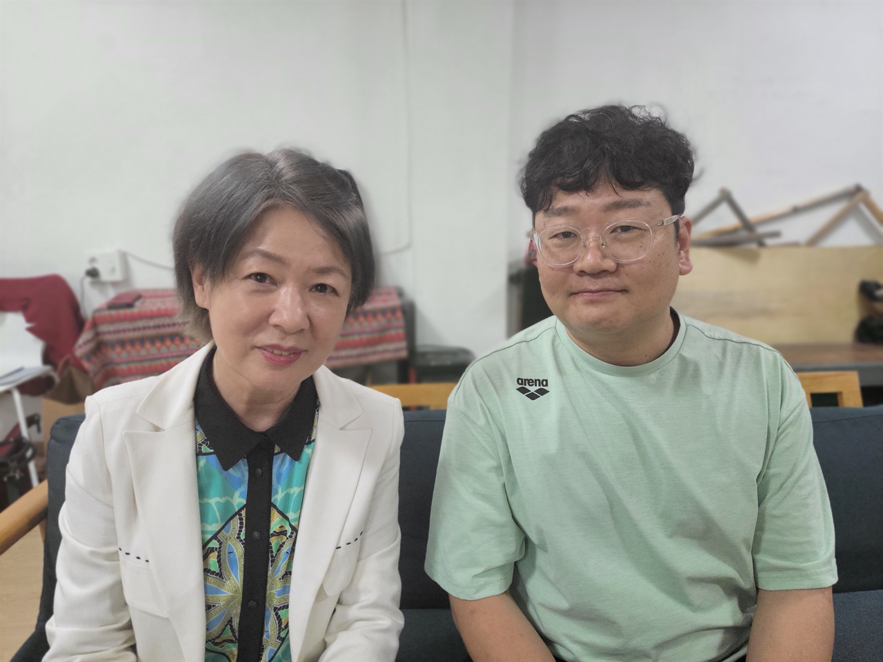  인터뷰에 응한 연극 <니 부모 얼굴이 보고 싶다> 학생주임 ‘하라다 모이치’ 역 권남희 배우, 정범철 연출