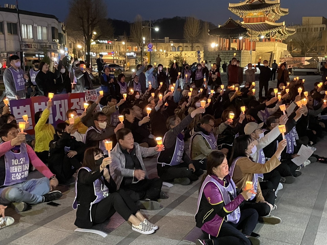 10.29 이태원 참사 희생자 전주합동분향소 앞에 모여 앉아 촛불을 든 시민들의 모습.