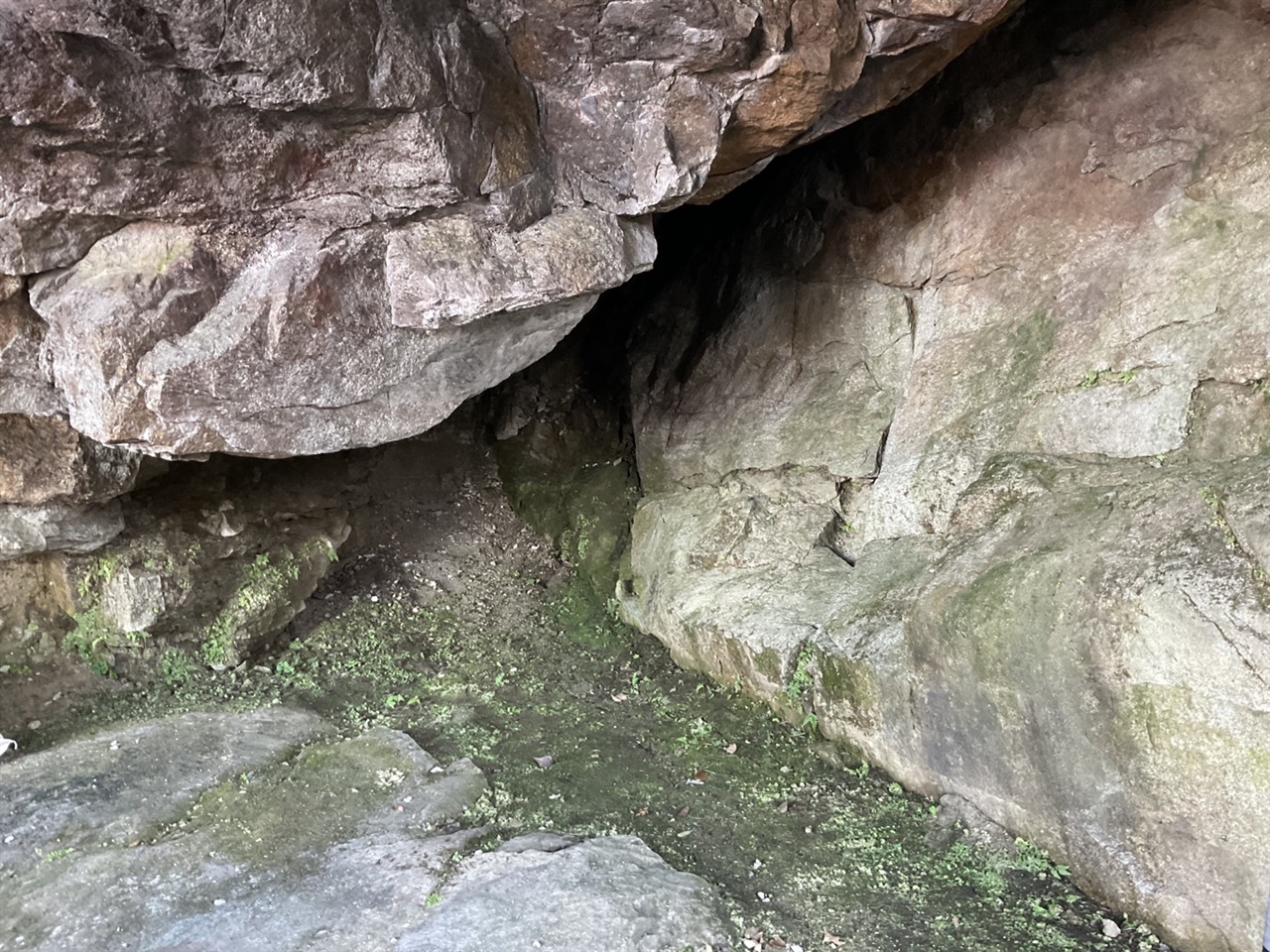 지리산 삼정산 문수암 천인굴 내부