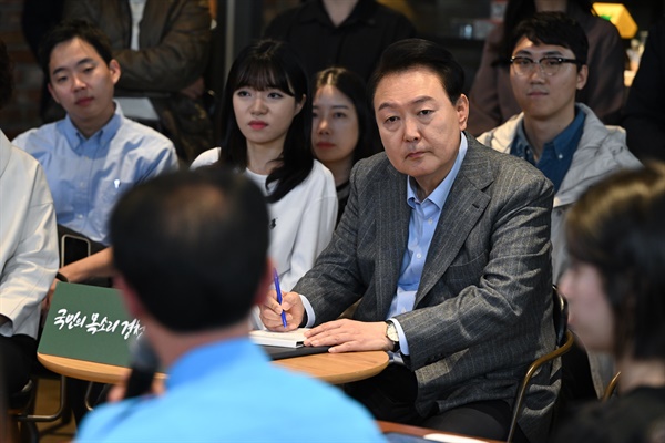  윤석열 대통령이 1일 서울 마포구 한 카페에서 열린 제21차 비상경제민생회의에서 참석자 발언을 경청하고 있다