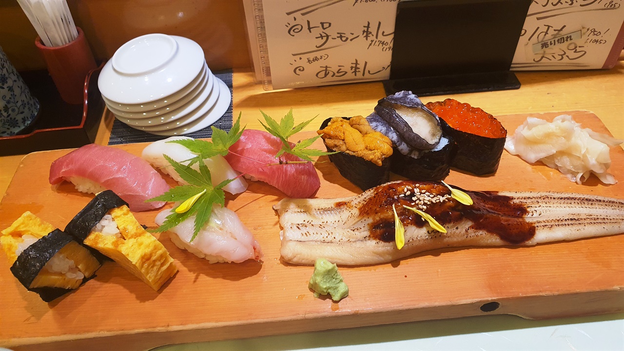 후쿠오카의 대중적인 식당에서 만난 맛깔스런 초밥.