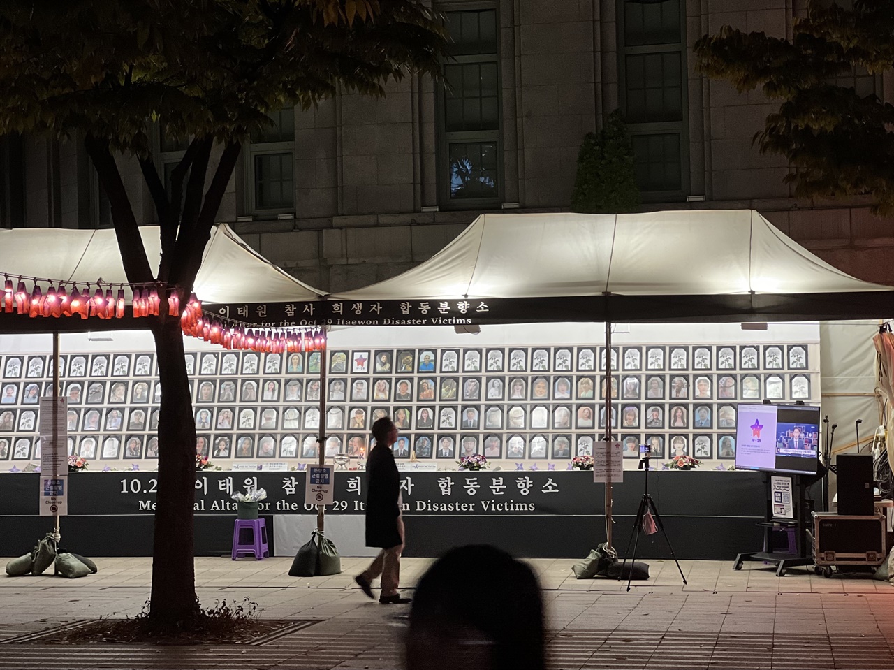 서울도서관 앞의 10.29 이태원 참사 희생자 합동 분향소는 지난 2월에 만들어졌다. 참사 당일에 이태원에 있었다는 것 말고는 공통점이 존재하지 않는 회생자들과 유가족들이 함께 모여있을 수 있는 장소다.