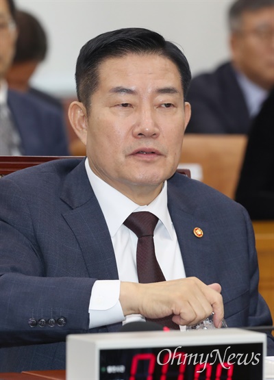 신원식 국방부 장관이 8일 서울 여의도 국회에서 열린 국방위원회 전체회의에 출석해 있다. 