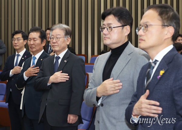 이재명 더불어민주당 대표를 비롯한 당 지도부가 8일 서울 여의도 국회에서 열린 의원총회에서 국민의례를 하고 있다.