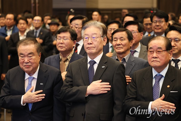  ‘김대중 탄생 100주년 기념사업 추진위원회 출범식 및 후원의 날’ 행사가 8일 오후 여의도 중소기업회관에서 김대중재단 주최로 열렸다. 이재명 민주당 대표를 비롯해 참석자들이 국기에 대한 경례를 하고 있다,