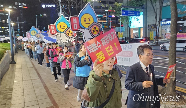  8일 저녁 대전 서구 둔산동 은하수네거리에서 개최된 '제9차 일본 핵폐수 해양투기 규탄 대전시민 촛불행동' 장면.