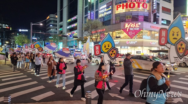  8일 저녁 대전 서구 둔산동 은하수네거리에서 개최된 '제9차 일본 핵폐수 해양투기 규탄 대전시민 촛불행동' 장면.